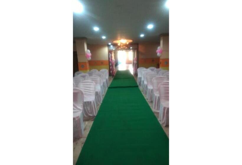 בית מלון כפרי Shri Ram International Varanasi