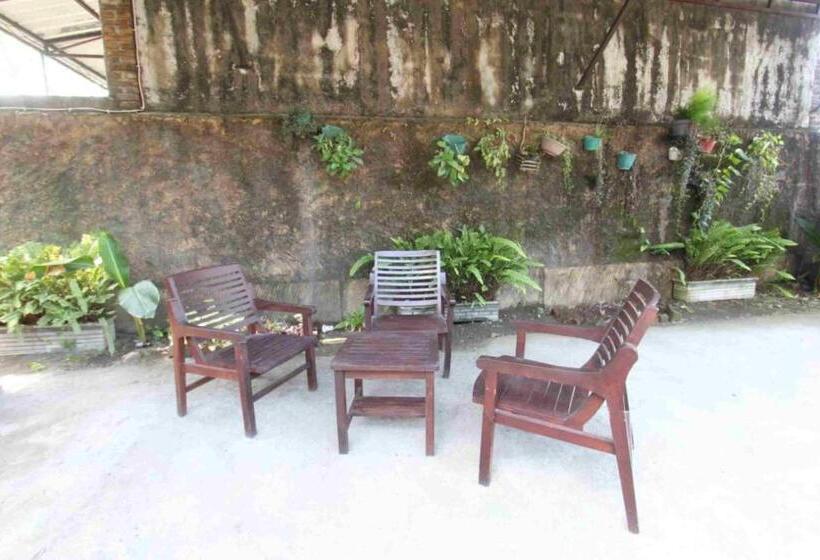 ホテル Spot On 93436 Penginapan Mekar Sari