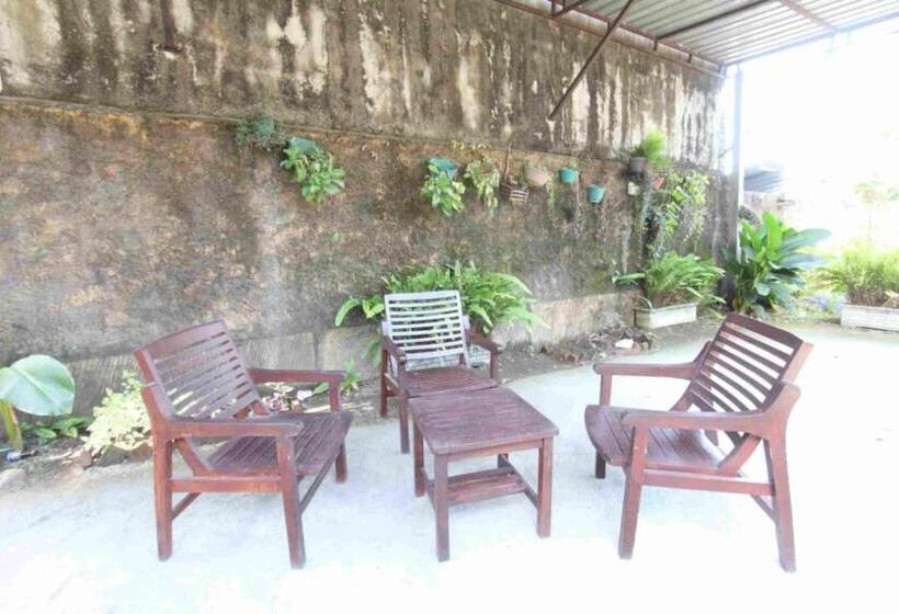 ホテル Spot On 93436 Penginapan Mekar Sari