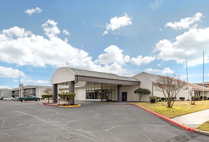 Отель Suburban Studios Gainesville