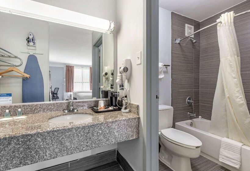 Отель Suburban Studios Gainesville