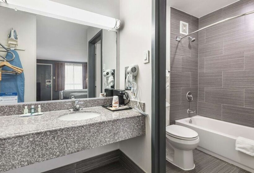 Отель Suburban Studios Gainesville