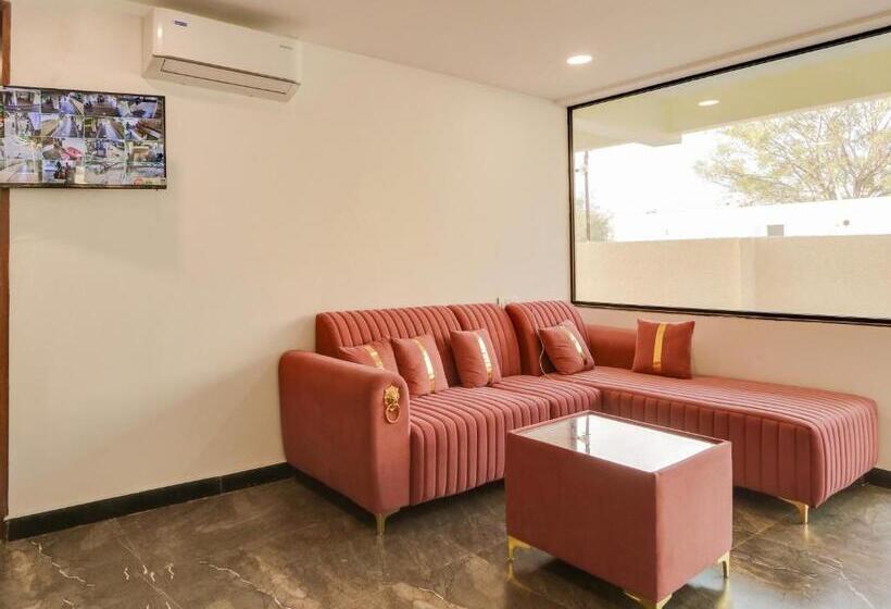 ホテル Collection O Srp Luxurys