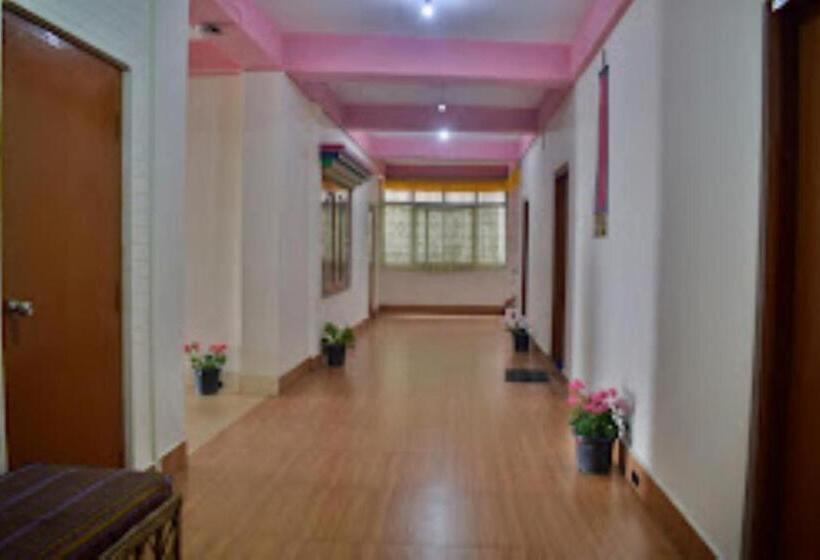 فندق Tawang Holiday Tawang