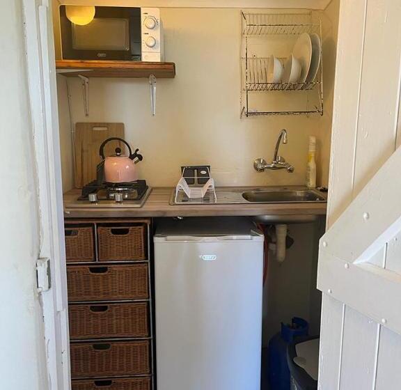 בית מלון כפרי The Farmery Garden And Guesthouse