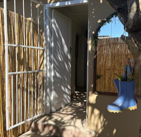 בית מלון כפרי The Farmery Garden And Guesthouse