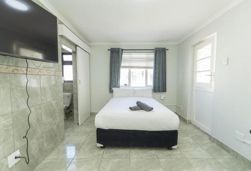 פנסיון 16 On 7th Guesthouse Summerstrand