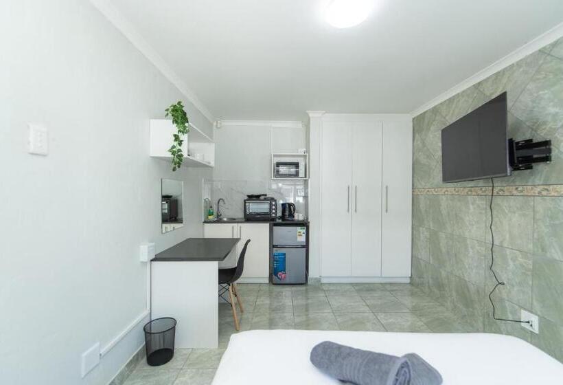 פנסיון 16 On 7th Guesthouse Summerstrand