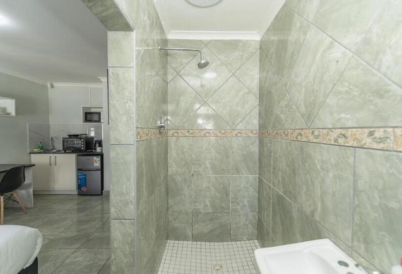 פנסיון 16 On 7th Guesthouse Summerstrand