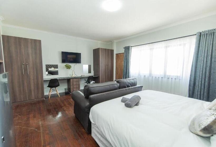 פנסיון 16 On 7th Guesthouse Summerstrand