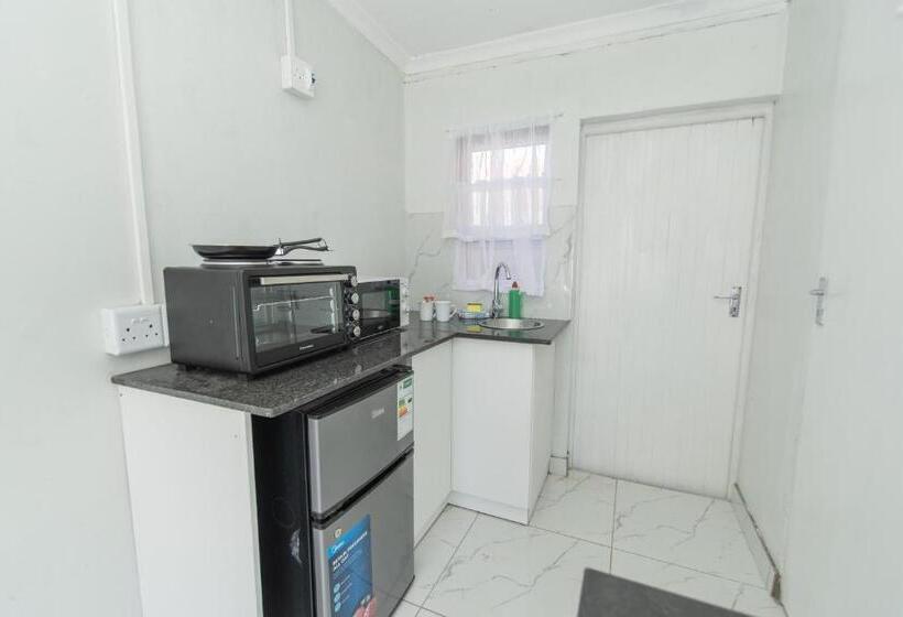 פנסיון 16 On 7th Guesthouse Summerstrand