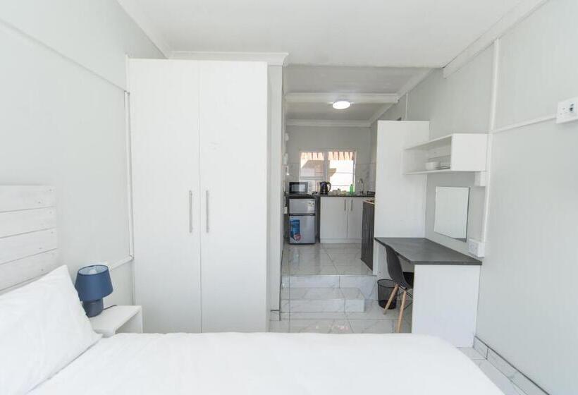 פנסיון 16 On 7th Guesthouse Summerstrand