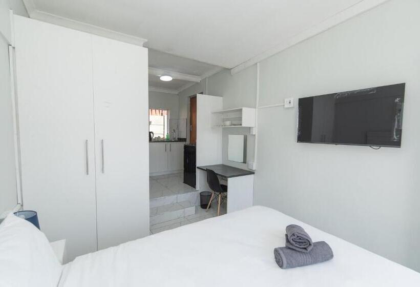 פנסיון 16 On 7th Guesthouse Summerstrand