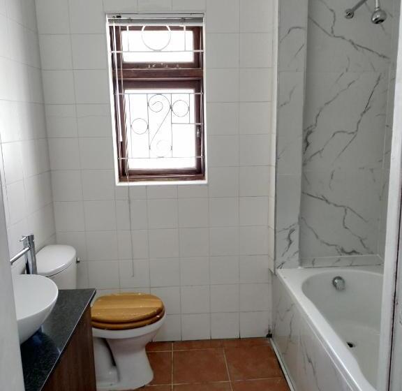 פנסיון 16 On 7th Guesthouse Summerstrand