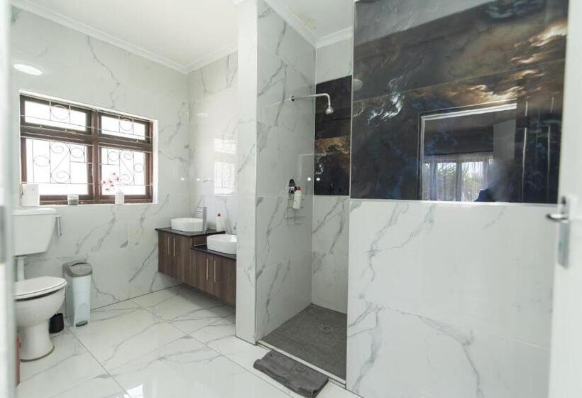 פנסיון 16 On 7th Guesthouse Summerstrand