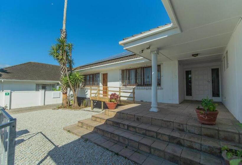 פנסיון 16 On 7th Guesthouse Summerstrand