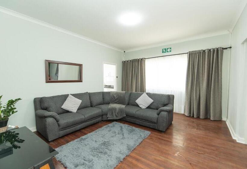 פנסיון 16 On 7th Guesthouse Summerstrand