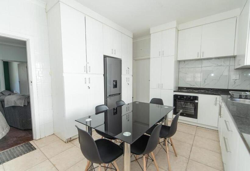 פנסיון 16 On 7th Guesthouse Summerstrand