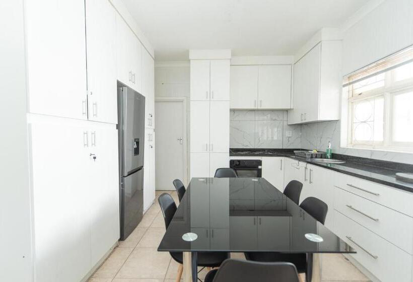 פנסיון 16 On 7th Guesthouse Summerstrand