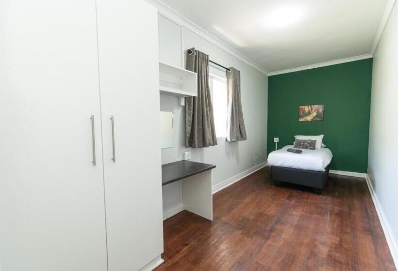 פנסיון 16 On 7th Guesthouse Summerstrand