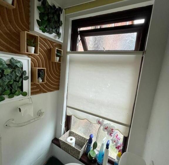 بنسيون House In Antrim Road