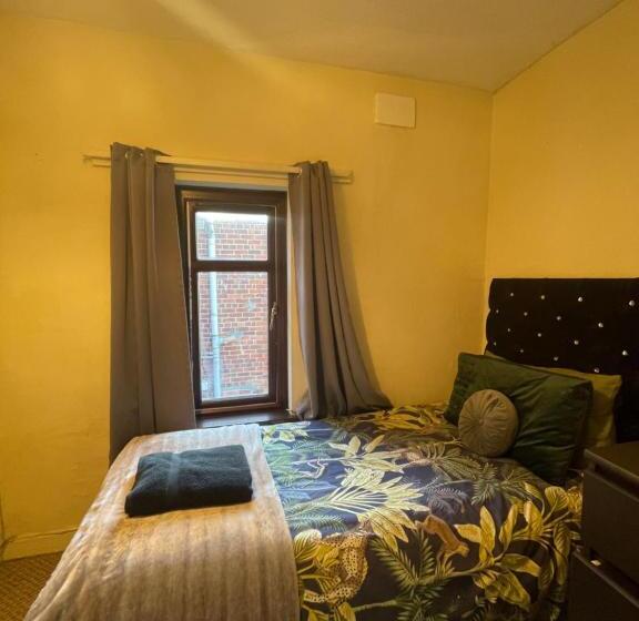 بنسيون House In Antrim Road