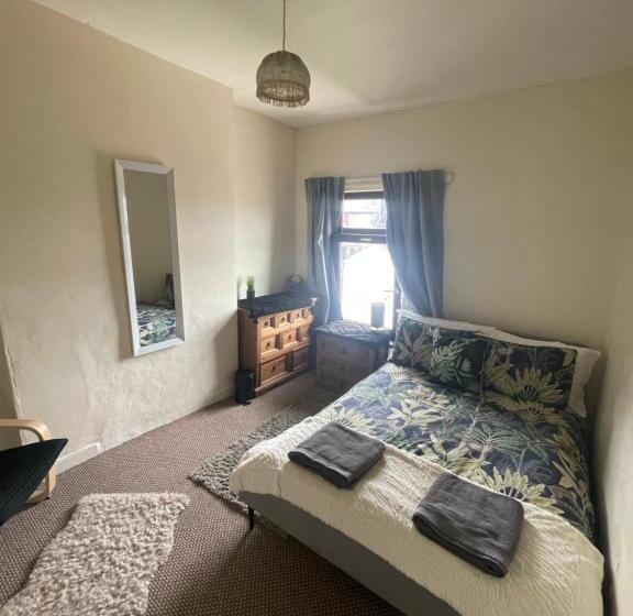 بنسيون House In Antrim Road