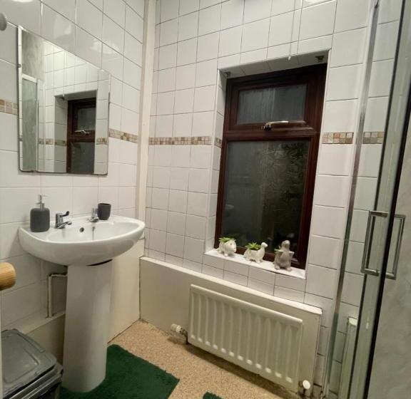 بنسيون House In Antrim Road