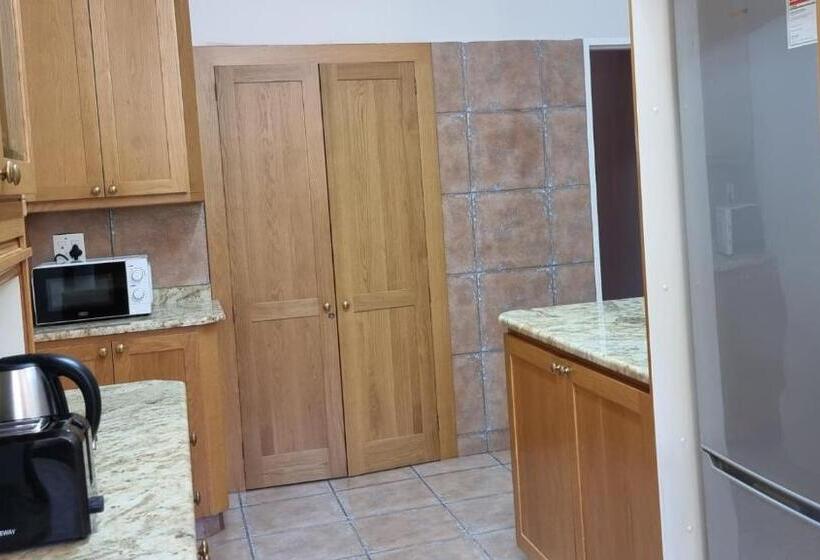 بنسيون Kabana Family Home And Guest House