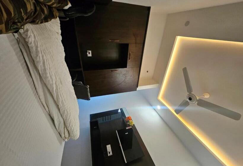 The Pinak Hotel And Restaurant