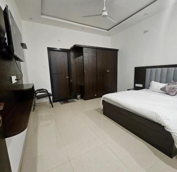 The Pinak Hotel And Restaurant