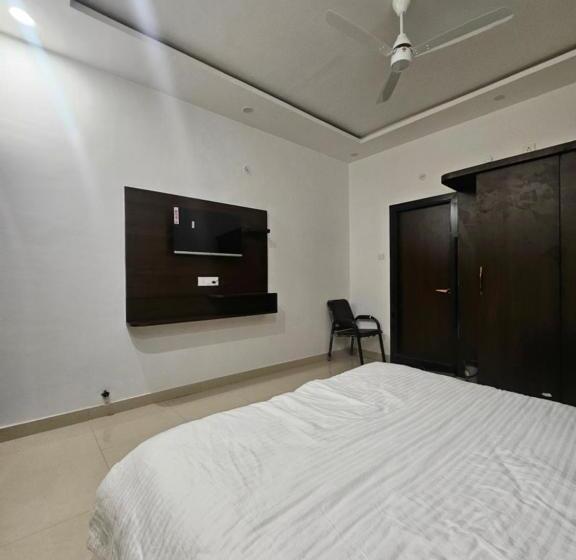 The Pinak Hotel And Restaurant