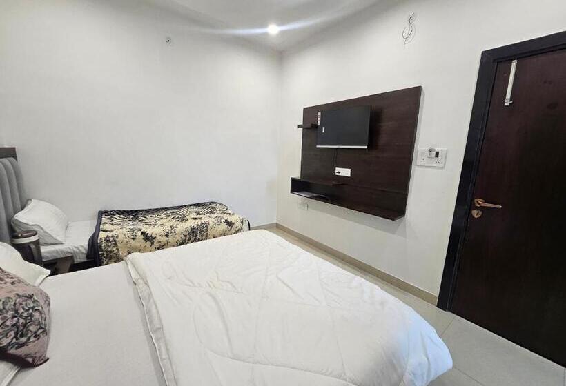 The Pinak Hotel And Restaurant