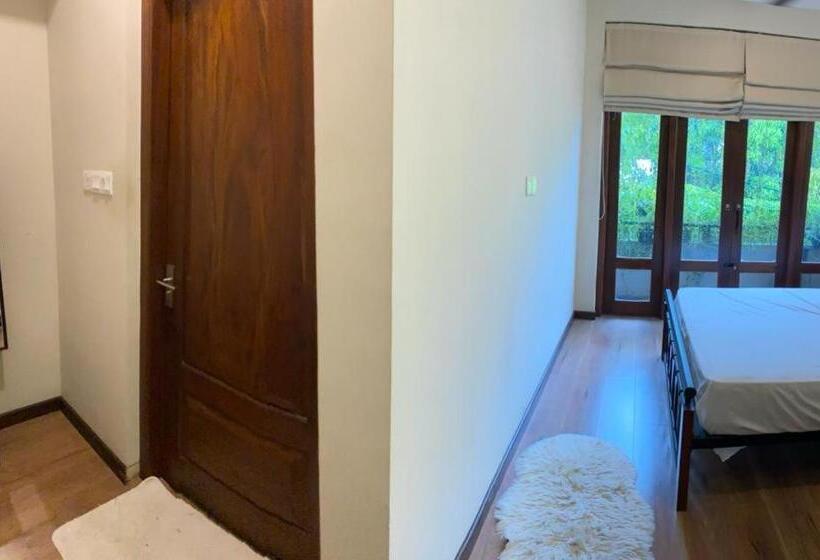 住宿加早餐  Cozy Luxury Room With Balcony View !