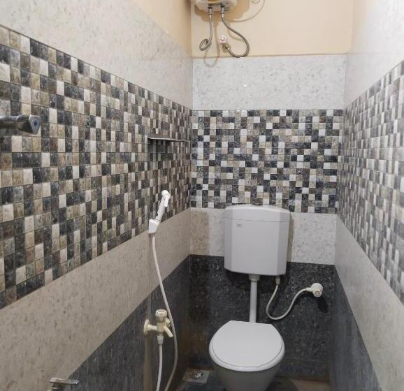 مبيت وإفطار Selvalaxmi Restaurant And Lodge