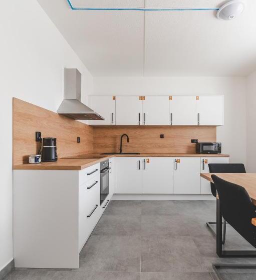 Bp Hostel / Urbinská 144