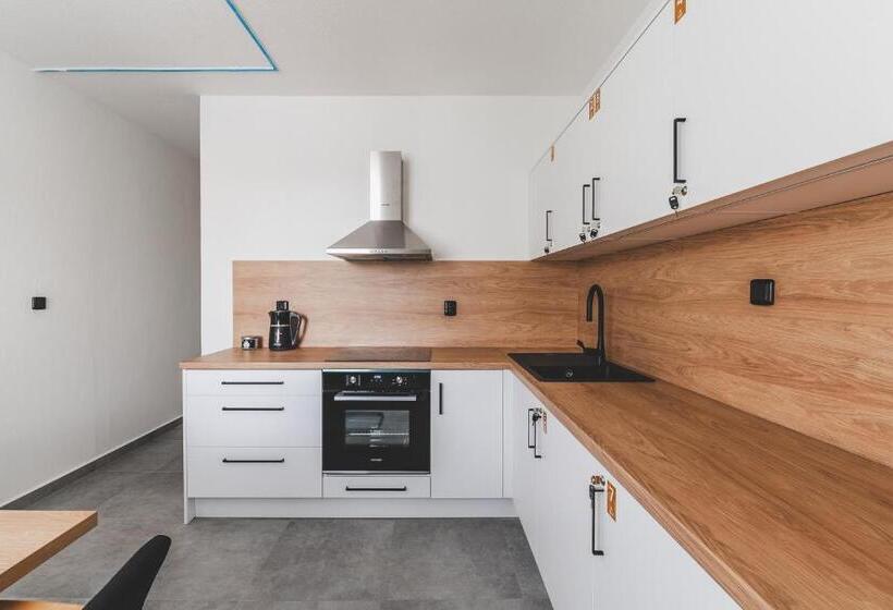 Bp Hostel / Urbinská 144