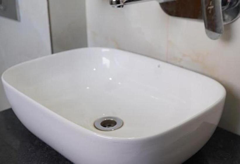 Fabhotel Flying Kiwi