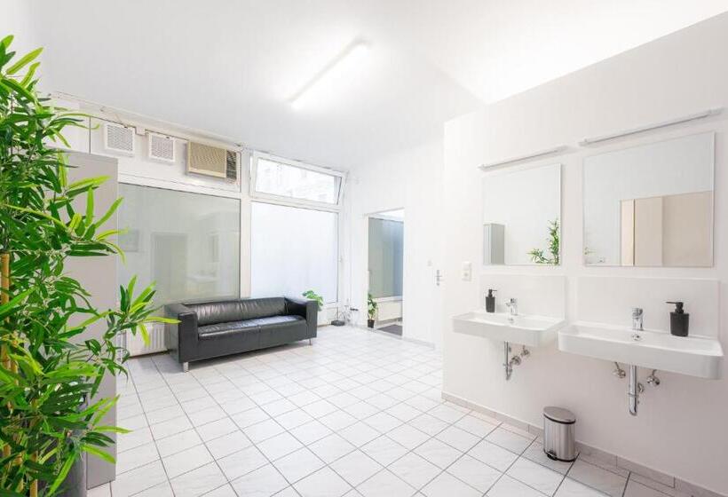 هتل کپسول Robin Wood Apartment