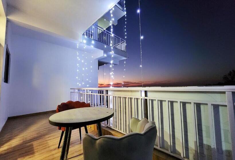 Отель Him Hilton Luxury