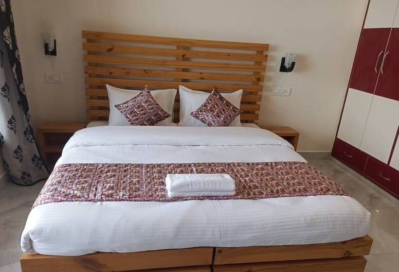 Отель Him Hilton Luxury