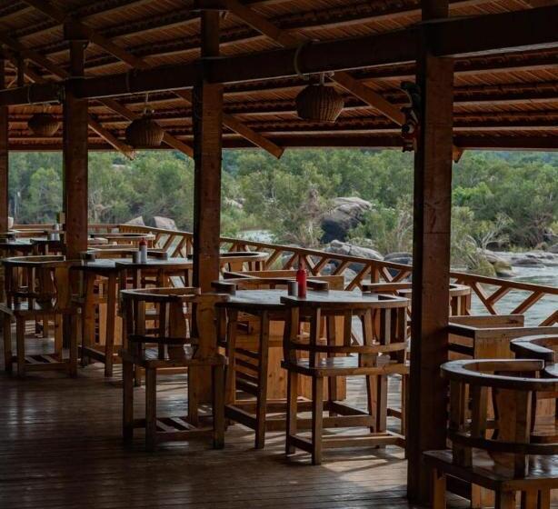 בית מלון כפרי Leo Woods Hampi River View