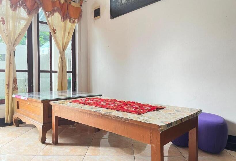 Отель Oyo 93422 Villa Tirto