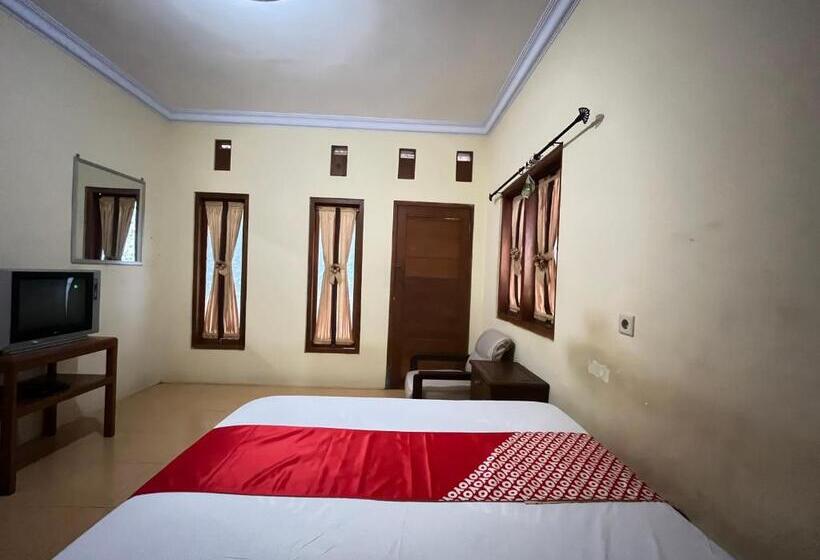 Отель Oyo 93422 Villa Tirto