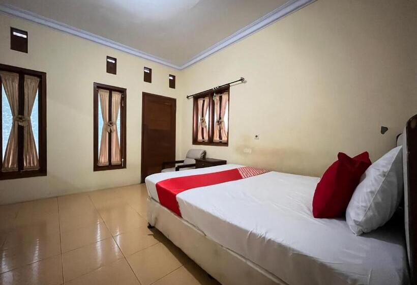 Отель Oyo 93422 Villa Tirto