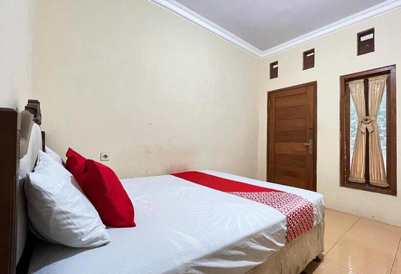 Отель Oyo 93422 Villa Tirto