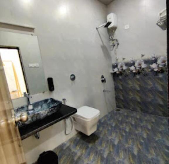 בית מלון כפרי Tom S Hideout Resorts,mumbai