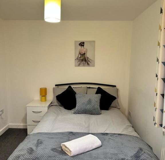 Lovely Town House Room 4