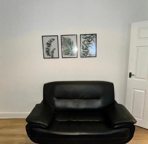 Lovely Town House Room 4