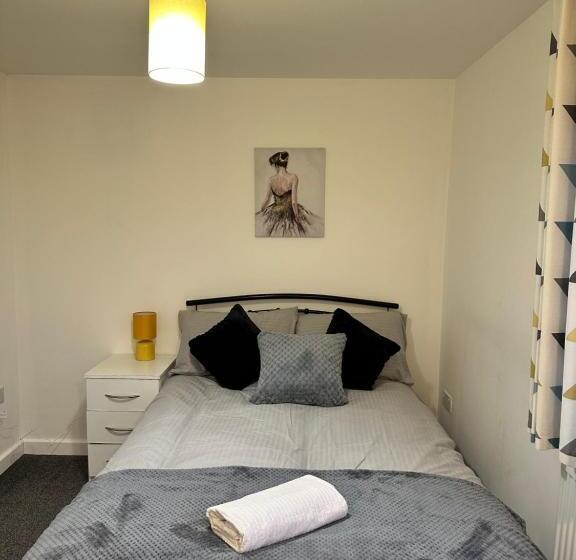 Lovely Town House Room 4